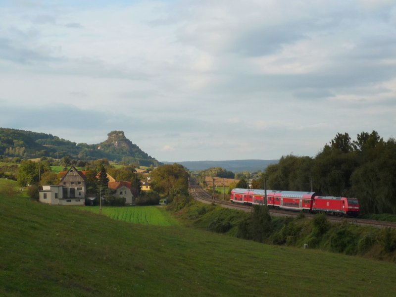 Br 146.2 drckt RE 4718 nach Karlsruhe Hbf unweit von Singen am Hohentwiel der Sonne entgegen. 02.10.09