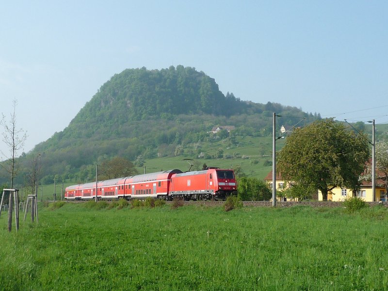 Br 146.2 mit dem RE 19610 Singen(Htw) - Stuttgart Hbf unterhalb der Burg Hohentwiel am km 146,0. 01.05.09