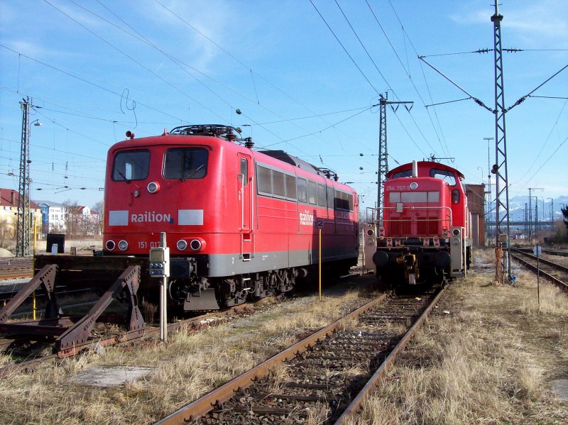 BR 151 017-1 am 10.02.07 abgestellt neben der BR 294 767-9 am ehemaligen Bw Rosenheim.