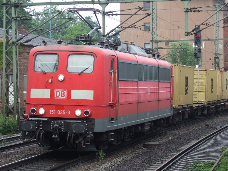BR 151 035 zieht einen Containerzug aus HH Hafen durch Hamburg-Harburg am 06.08.2008.