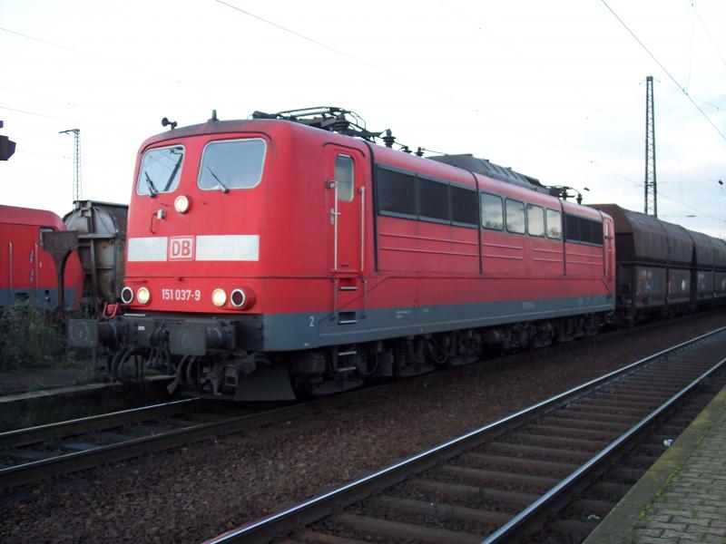 Br 151 037 steht mit einem Gz in Mannheim Friedrichsfeld am 18.11.2005
