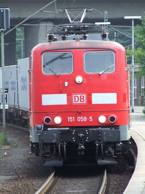 BR 151 058 zieht einen Gterzug durch Hamburg-Harburg am 06.08.2008.