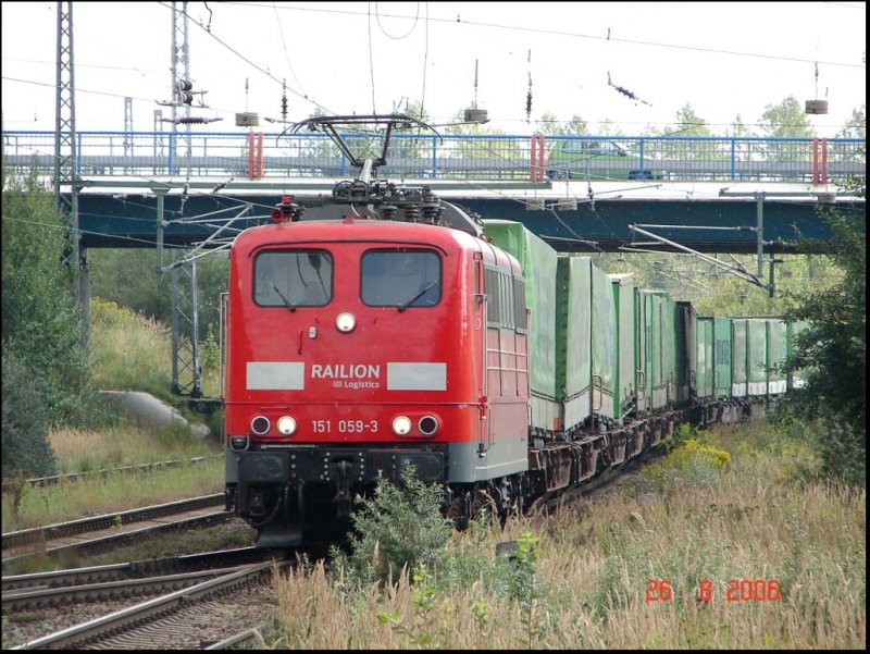 BR 151 059-3 bei der Einfahrt zum Seehafen Rostock. Aufgenommen am 26.8.06