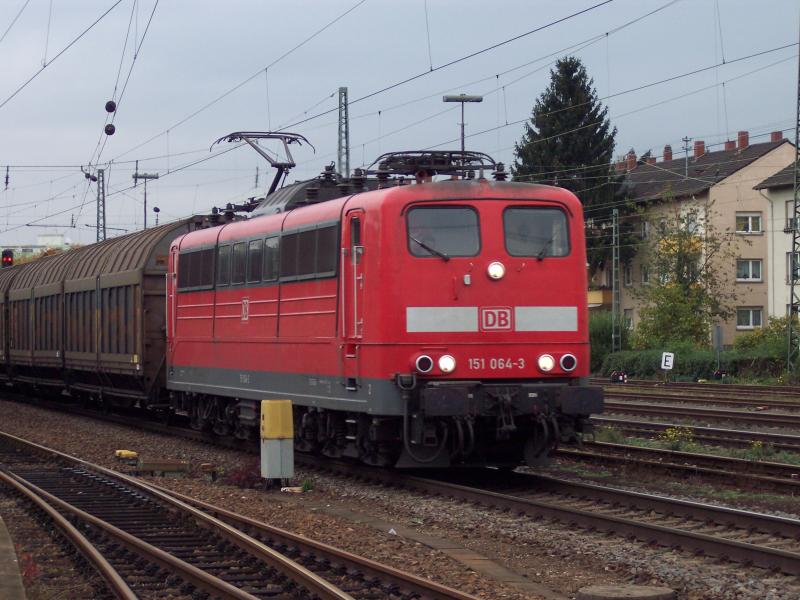 Br 151 064 durchfhrt den Bahnhof Schwetzingen am 2.11.2005
