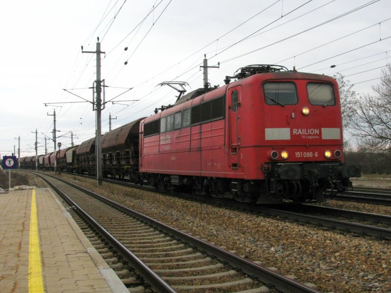 BR 151 086 mit GZ in Richtung Wien bei Bheimkirchen am 28.02.2009