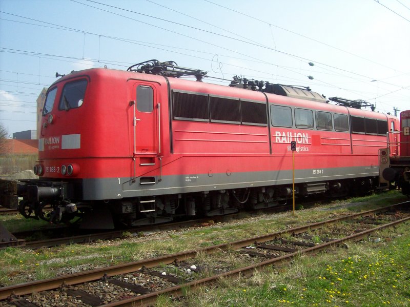 BR 151 088-2 der Railion DB Logistics (ehemalige DB-Cargo) abgestellt am ehemaligem Rosenheimer Bw. Aufgenommen am 08.04.07.