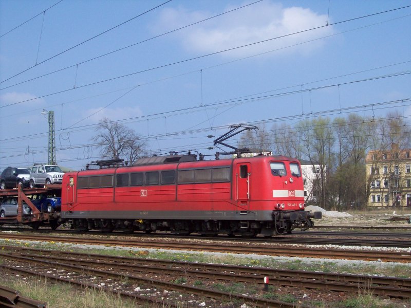 BR 151 140-1 mit einem Autozug unterwegs Richtung Salzburg. Aufgenommen am 08.04.07.