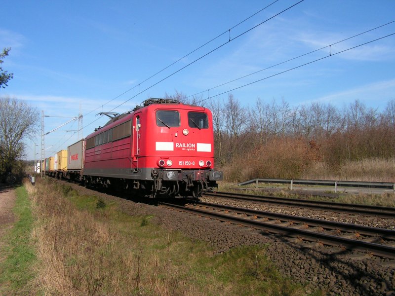 BR 151 150-0 mit einem Containerzug am 12.3.07 beim ehemaligen BU Drakenburg / Holtorf
