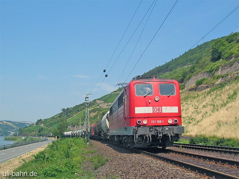 BR 151 159-1 auf der Rheinstrecke zwischen Lorch und Amannshausen am 5.7.2006
