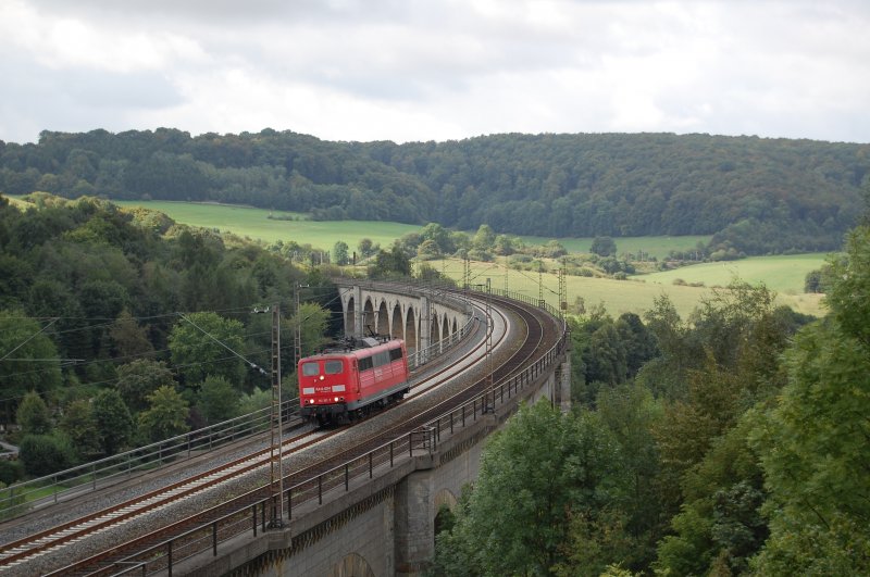 Br 151 161-7 berquerte am 29.08.09 den Bekeviadukt in Altenbeken.