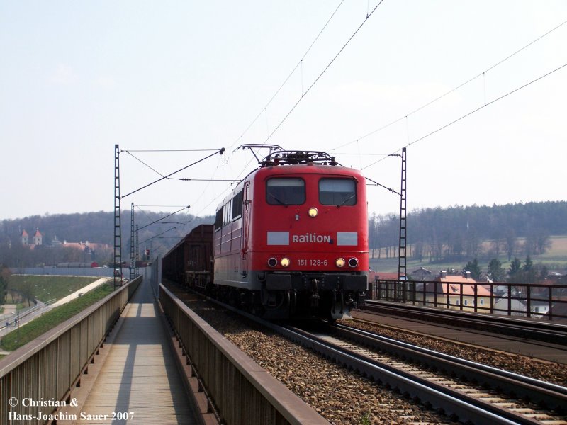 BR 151 mit Gterzug auf der Eisenbahnbrcke kurz nach Prfening am 26.03.07