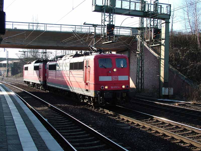 BR 151+151 AK als Tfzf in Hamburg-Harburg am 11.03.2005 in Richtung Hamburg-Hansaport.