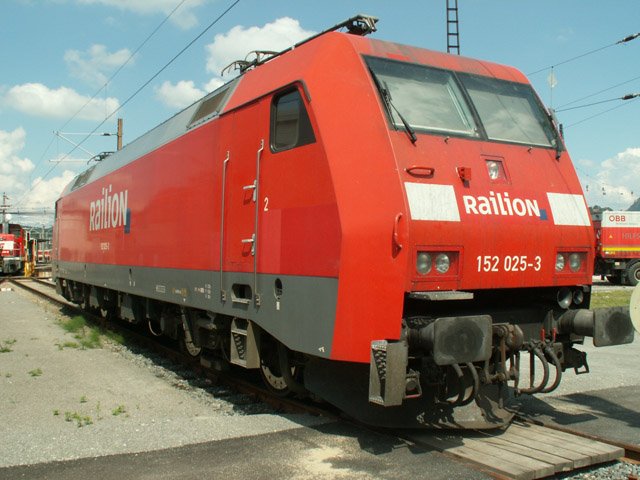 BR 152 025-3 am Abstellgleis in Salzburg. 10.06.08.
