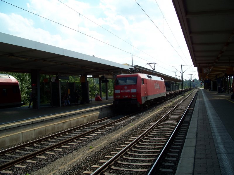 Br 152 043 mit Containerzug durchfhrt Braunschweig richtung Lehrte/Hannover (14.8.2007)