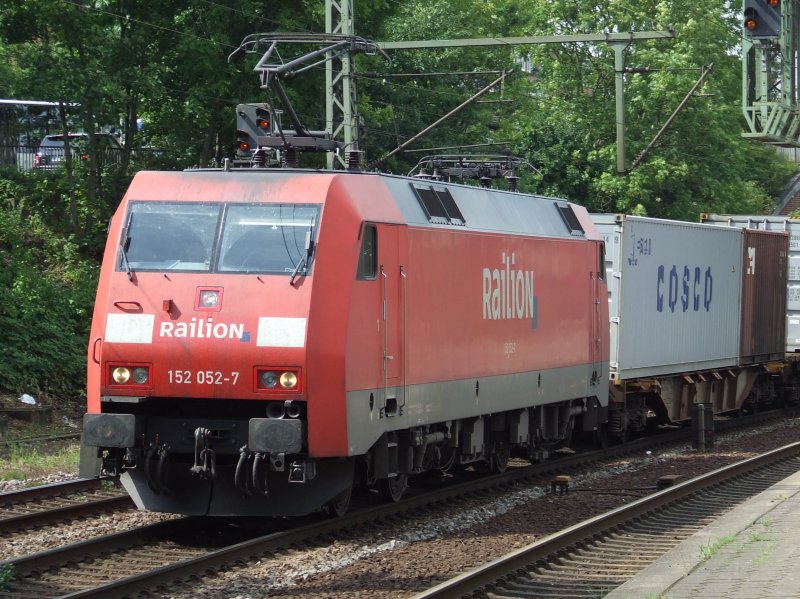 BR 152 052 zieht einen Containerzug aus Richtung Hafen durch HH-Harburg am 06.08.2008.