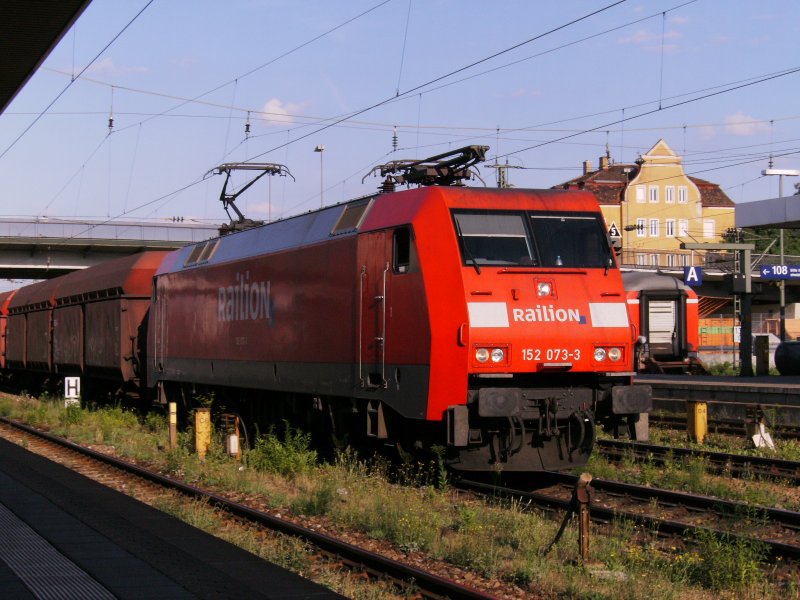 BR 152 073-3 rollt am 07.08.2008 
langsam durch den Bahnhof Regensburg.