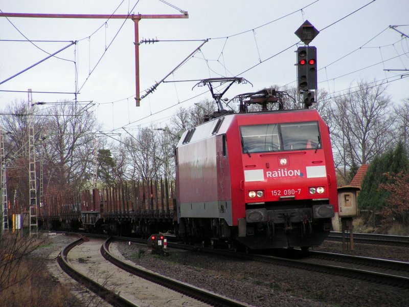 BR 152 090-7 der RaiLion fhrt am Nachmittag des verregneten 29.1.07 in den ehemaligen Gbf Rohrsen bei Nienburg (Weser) ein.