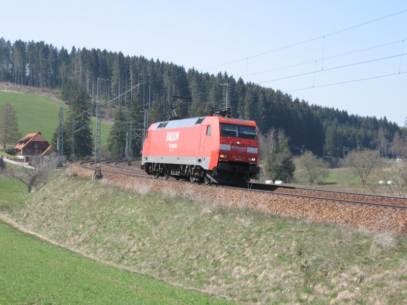 BR 152 110-3 als Tfz *** Kurz vor St.Georgen/Schwarzwald am 11.4.07