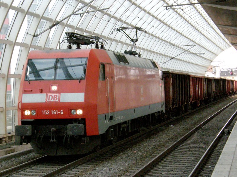 BR 152 161 durchfhrt Ludwigshafen Mitte mit einem Gterzug in Richtung Mannheim Hbf am 16.07.2008.