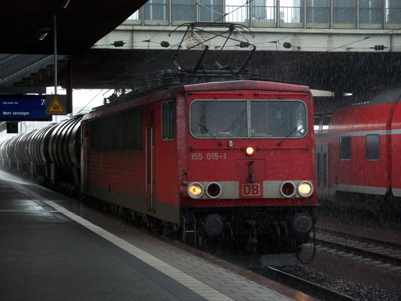 Br 155 015 durchfhrt mit einem Kesselwagenzug bei extrem schlechtem Wetter den Heidelberger HBF. 02.06.07