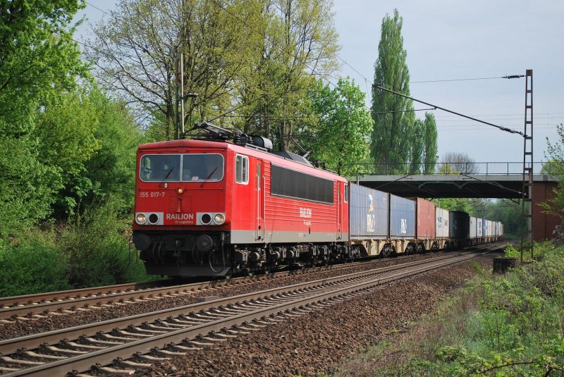 BR 155 017-7 am 18.4.09 mit einem Containerzug auf der Gterbahn in Limmer.
