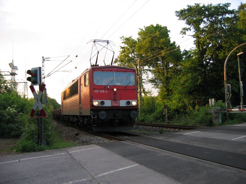 BR 155 108-4 fhrt mit einem Gterzug am 18.05.07 am B 28 vorbei