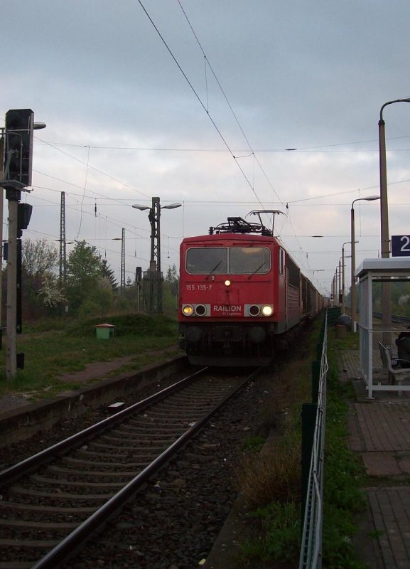 BR 155 135 wartet auf weiter fahrt in Bhlen / Lippendorf in richtung Altenburg 23.04.2009 um 7:15