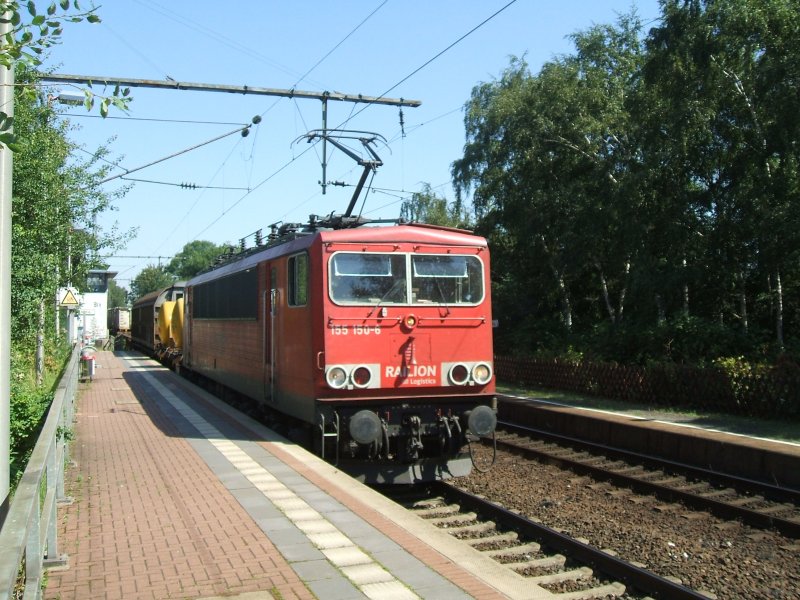 BR 155 150-6 mit einem gemischten Gterzug bei der
Durchfahrt an der Haltestelle Bochum Nokia.(06.08.2007) 