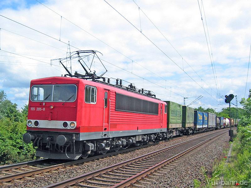 BR 155 205-8 mit Containerzug hinter Heidesheim am 2.6.2006 