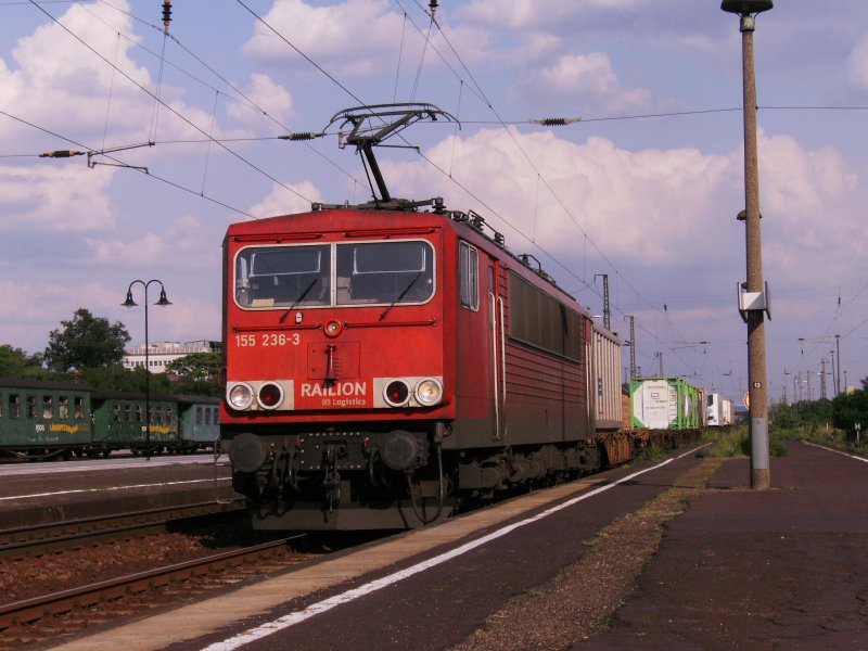 BR 155 236-3 fhrt am 09.08.2008 mit einem
Gterzug nach Riesa durch den Bahnhof von
Radebeul Ost.