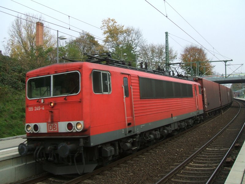 BR 155 245-4 mit GZ , Sonntags durch die Haltestelle
Signal Iduna Park in Dortmund(28.10.2007)