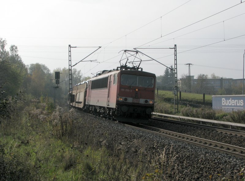 BR 155 255-3 auf der Fahrt Richtung Leipzig, aus Zwickau kommend, mit Transportzug vom VW-Werk Mosel kurz vor Crimmitschau. Aufnahmezeitpunkt: 25.10.2008 12:10 Uhr. Ausgerstet noch mit Scherenstromabnehmer.