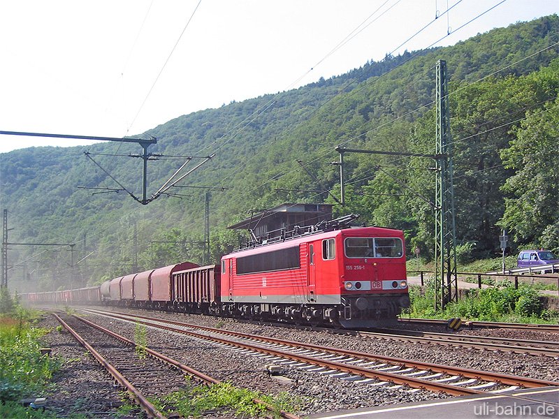 BR 155 256-1 mit dramatischer Staubwolke kurz hinter Bingerbrck am 5.7.2006