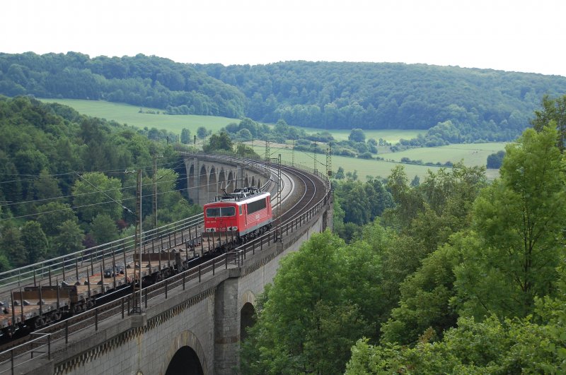 Br 155 mit einem Rungenwagenzug (ungewhnliche Beladung)bei der berquerung des Bekeviaduktes kurz hinter Altenbeken.