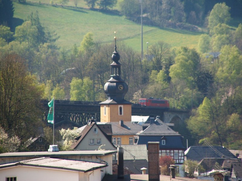 BR 155 mit Gterzug fhrt am 27.04.2007 ber das Brckenviadukt in Ludwigsstadt