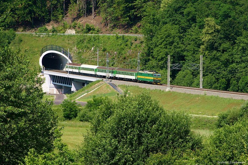BR 163 mit Personenzug 3707, Tunnel Hněvkovsk II (452,2m) in Lupěn, 23.06.2007