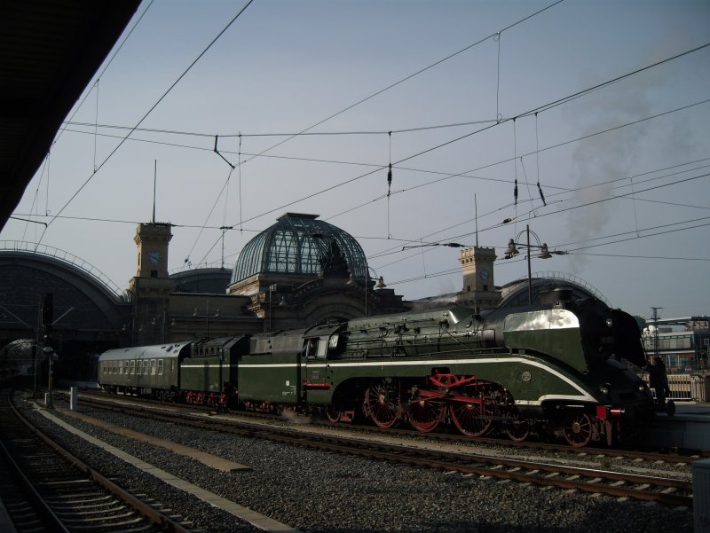 BR 18 201 in der stlichen Ausfahrt des Dresdener Hbf's. Die Wagen des Sonderzuges aus Springe (bei Hannover) hngen bereits an 58 311 und fahren nach Klingenberg-Colmnitz
21.03.2009