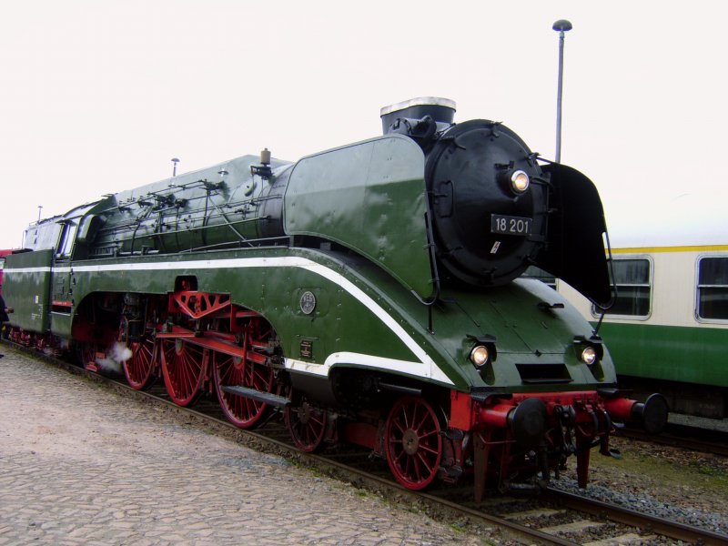 Br 18 201 stand beim Eisenbahnfest im Bahnhof Nossen am Osterwochenende 2007 auf einem Abstellgleis.