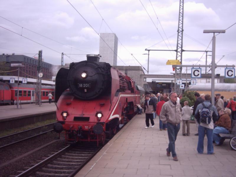 BR 18 201 steht in Hamburg-Altona vor dem Konzert-Express nach Bad Bramstedt