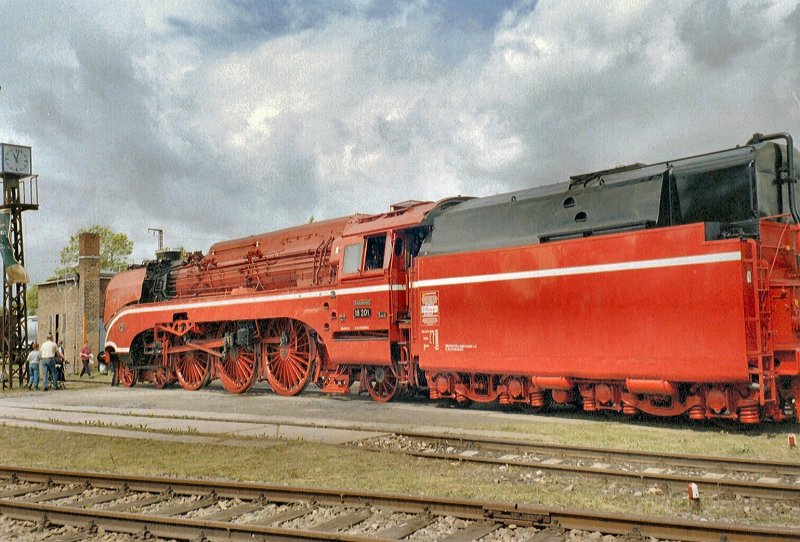 BR 18 im ehem. Bw Weimar, hier im zeitweise roten Anstrich, Aufnahme von 2005