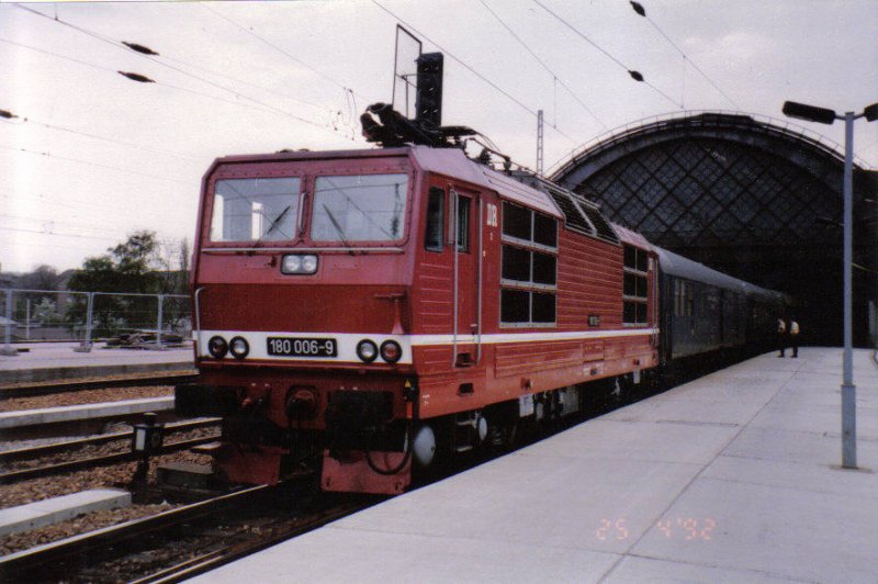BR 180 006-9 (Deutsche Reichsbahn) mit Schnellzug nach Bratislava in Dresden Hauptbahnhof
Scanfoto: Uwe W�stenhagen 25.04.1992