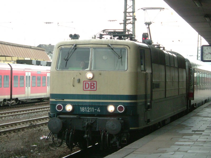 BR 181-211 wurde gerade an IC 434 angekoppelt, um mit ihm 15.24 nach Luxembourg und zurck zu fahren.
Koblenz Hbf, 08.03.07