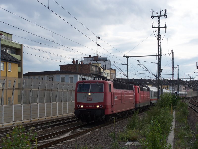 BR 181 213  SAAR  durchfhrt mit einer weiteren 181 und dem IC von Saarbrcken nach Frankfurt am Main HBF bei eher migem Wetter den SBahn Ludwigshafen Mitte. Nchster Halt des Zuges ist Mannheim HBF, 30.06.07.
