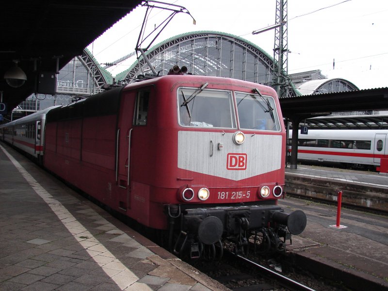 BR 181 215-5 mit InterCity 2056 nach Saarbrcken Hauptbahnhof ber Mannheim und Neustadt an der Weinstrae. Aufgenommen am 25.09.07 Frankfurt am Main.