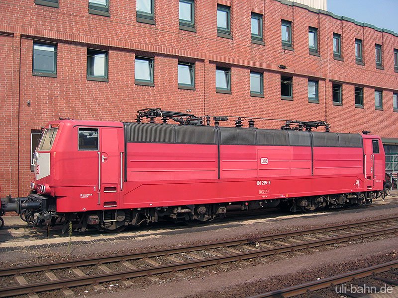 BR 181 215 am 27.7.2006 einsatzbereit vor der Lokleitung in Koblenz Hbf.