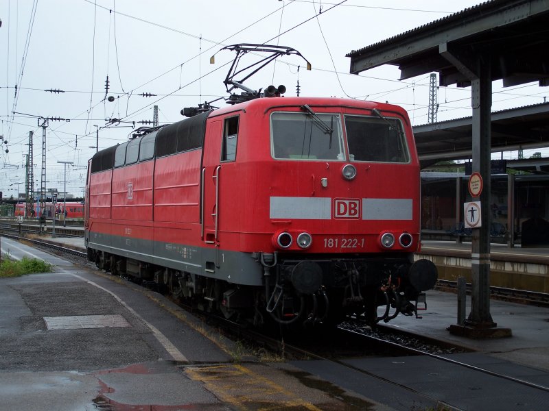 BR 181 222 fhrt vor den EC nach Paris EST. Aufgenommen am 28.05.07 in Karlsruhe HBF.