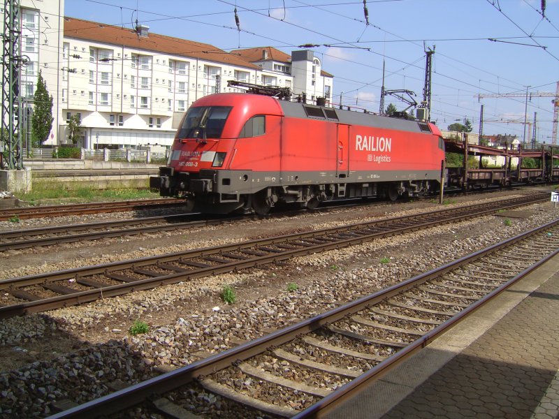 BR 182 008-3 mit einem Autozug in Regensburg HBF am 14.08.2007
