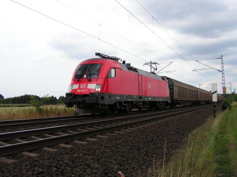 BR 182 011-7 mit nur 5 Wagen der Bauart  Habbillns  am 29.7.05 auf der Strecke zwischen Bremen und Hannover.