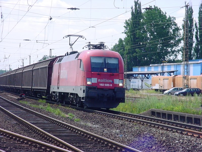 BR 182 020-8 durchfhrt am 24.07.2004 den Bahnhof Elze (Han) mit ihrem Gterzug.