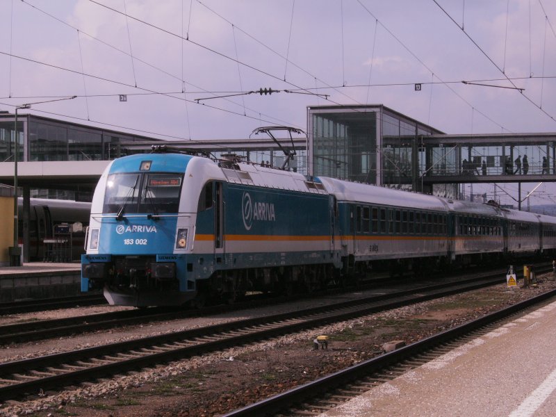 BR 183 002 wartet am 30.03.2009 um 12:30 mit Alex 37982
auf gleis 3 in Regensburg auf den Alex 354